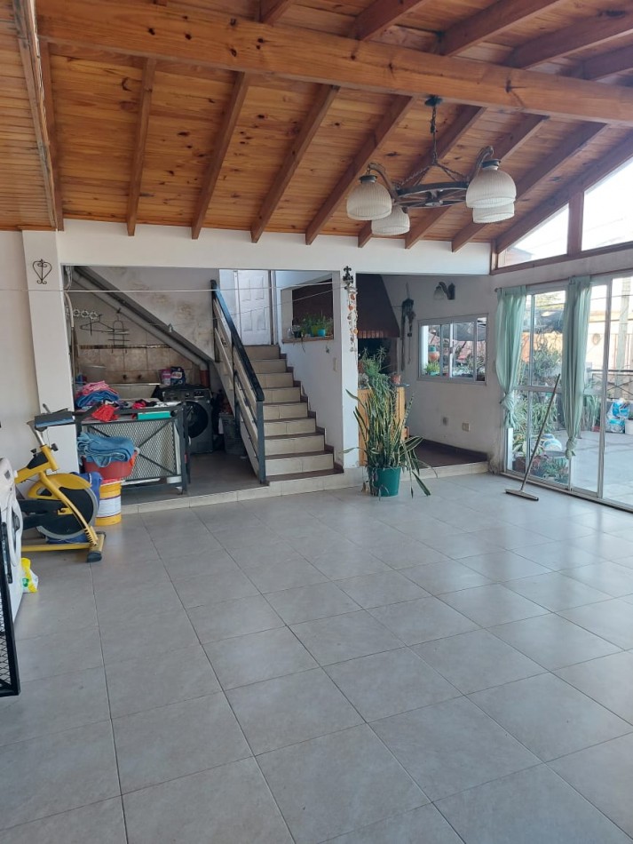 CASA 3 HAB. CON IMPORTANTE LOCAL GONZALEZ CATAN
