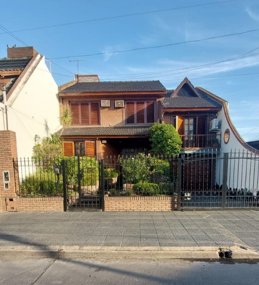 IMPORTANTE CASA DE 8 AMBIENTES EN GONZALEZ CATAN- EXCELENTE ESTADO