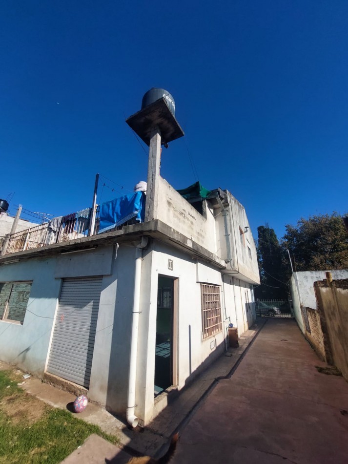 CASA EN DOS PHs Y UN GALPON EN GONZALEZ CATAN