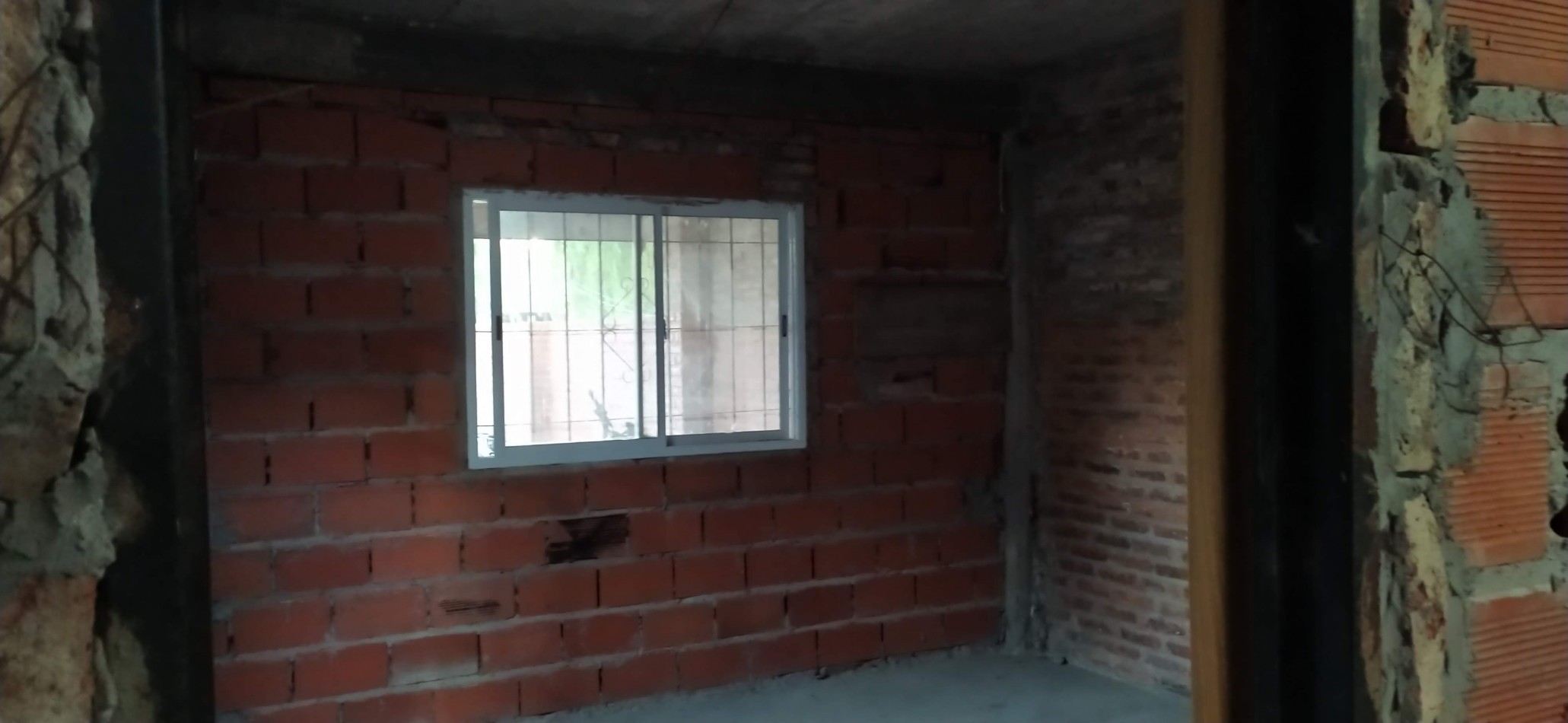 CASA CON LOSA Y LOCAL A TERMINAR 