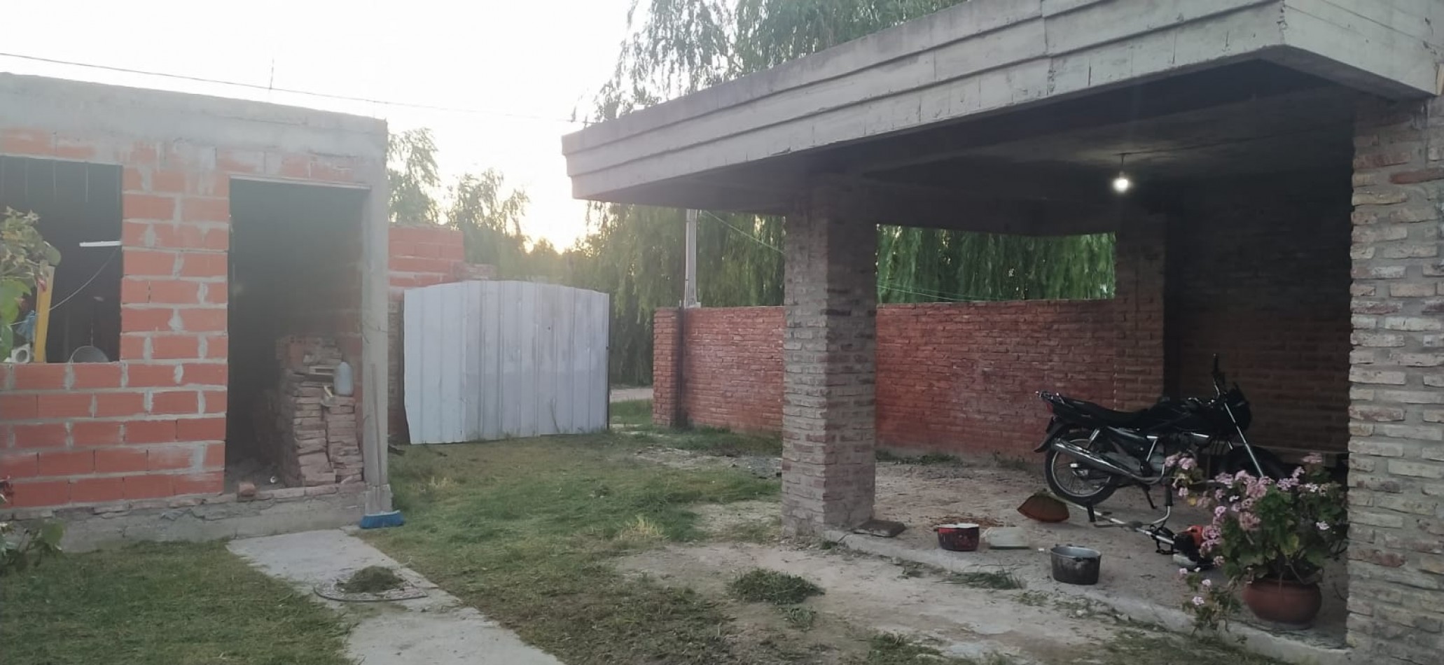 CASA CON LOSA Y LOCAL A TERMINAR 