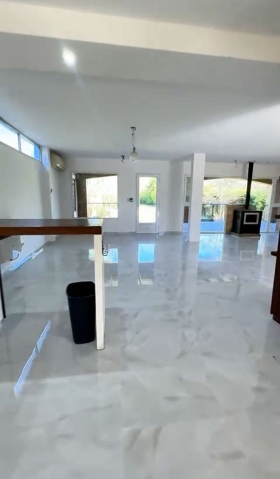 HERMOSA CASA EN EZEIZA 