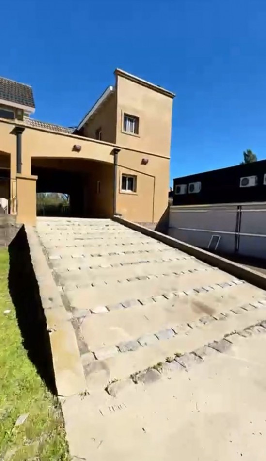 HERMOSA CASA EN EZEIZA 