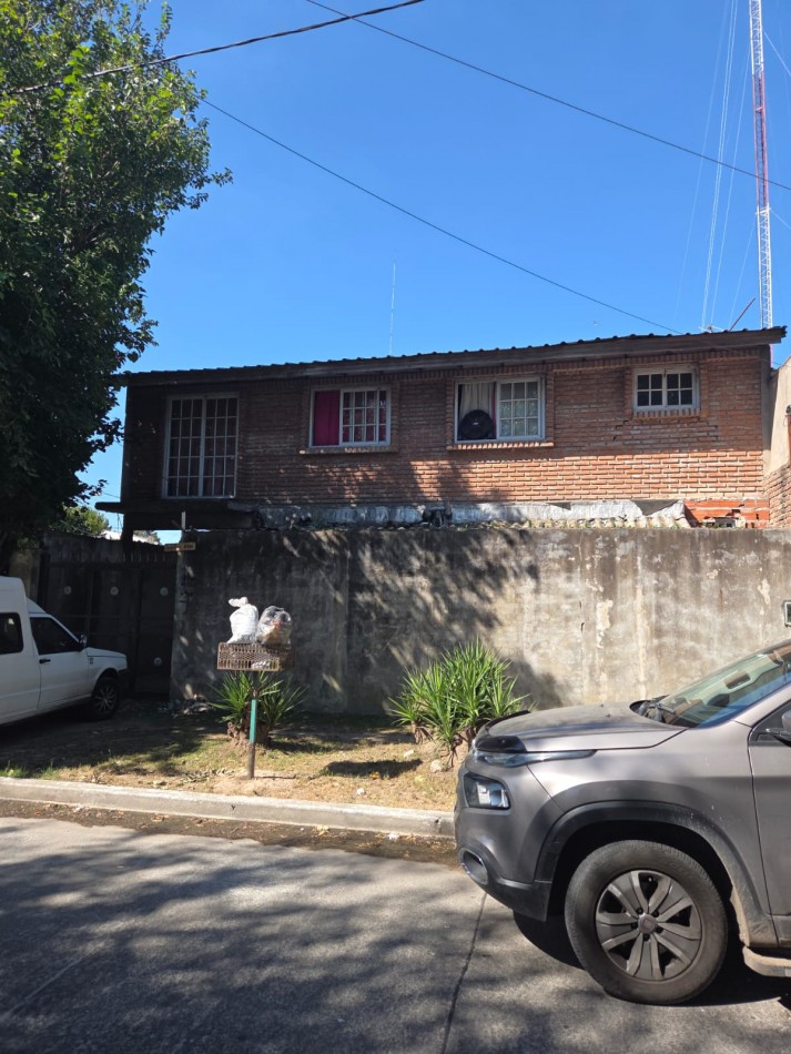 CASA DE DOS PLANTAS EN GONZALEZ CATAN