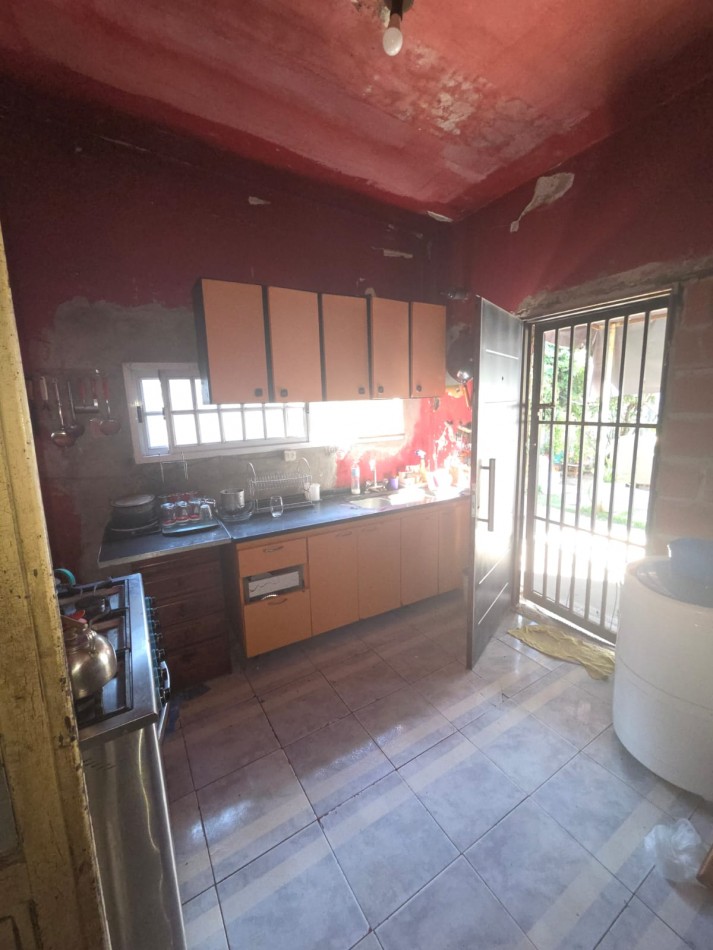 CASA DE DOS PLANTAS EN GONZALEZ CATAN