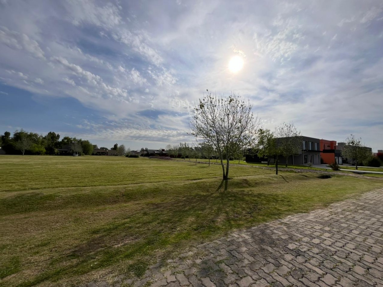 EXCELENTE LOTE EN BARRIO CERRADO LOMAS DE PETION 