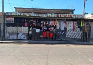 EXCELENTE PROPIEDAD: TRES LOCALES Y UNA CASA